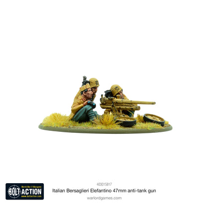 Italian Bersaglieri Elefantino 47mm anti-tank gun – widok z boku lewego, trzech żołnierzy Bersaglieri przy działku 47/32
