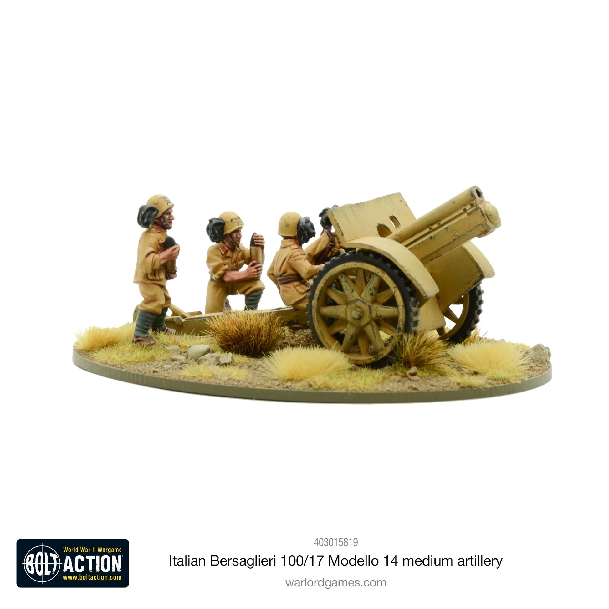 Warlord Games 403015819 Italian Bersaglieri 100/17 Modello 14 – zmontowane i pomalowane figurki metalowe 28mm widok z boku-przodu: włoska haubica Skoda 100/17 Modello 14 w pustynnym kamuflażu piaskowym z załogą Bersaglieri (3 figurki), ładowniczy z pociskiem, celowniczy przy lufie, dowódca z lornetką, podstawka MDF z trawą pustynną, białe tło, Bolt Action