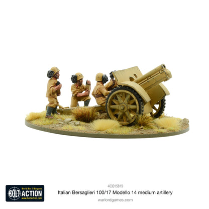 Warlord Games 403015819 Italian Bersaglieri 100/17 Modello 14 – zmontowane i pomalowane figurki metalowe 28mm widok z boku-przodu: włoska haubica Skoda 100/17 Modello 14 w pustynnym kamuflażu piaskowym z załogą Bersaglieri (3 figurki), ładowniczy z pociskiem, celowniczy przy lufie, dowódca z lornetką, podstawka MDF z trawą pustynną, białe tło, Bolt Action
