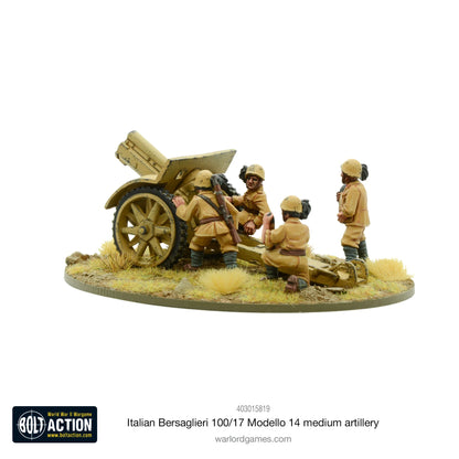 Warlord Games 403015819 Italian Bersaglieri 100/17 Modello 14 – zmontowane i pomalowane figurki metalowe 28mm widok z tyłu-boku: włoska haubica Skoda 100/17 Modello 14 w pustynnym kamuflażu piaskowym z załogą Bersaglieri (4 figurki), ładowniczy z pociskiem, celowniczy, dowódca i obserwator, podstawka MDF z trawą pustynną, białe tło, Bolt Action