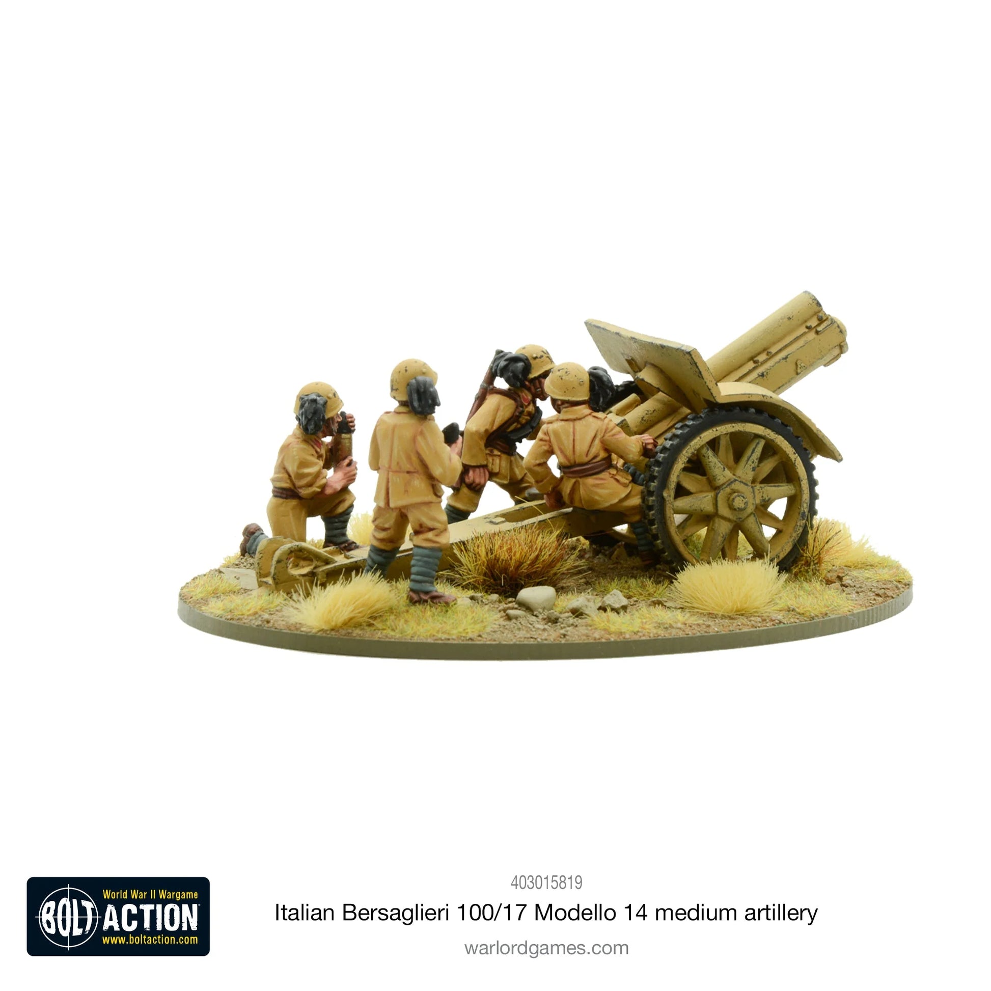 Warlord Games 403015819 Italian Bersaglieri 100/17 Modello 14 – zmontowane i pomalowane figurki metalowe 28mm widok z boku: włoska haubica Skoda 100/17 Modello 14 w pustynnym kamuflażu piaskowym z załogą Bersaglieri (4 figurki) obsługującymi działo, podstawka MDF z trawą pustynną, białe tło, Bolt Action