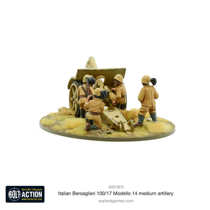 Warlord Games 403015819 Italian Bersaglieri 100/17 Modello 14 – zmontowane i pomalowane figurki metalowe 28mm widok z tyłu: włoska haubica Skoda 100/17 Modello 14 w pustynnym kamuflażu piaskowym z załogą Bersaglieri (4 figurki) obsługującymi działo od tyłu, skrzynka z amunicją, podstawka MDF z trawą pustynną, białe tło, Bolt Action