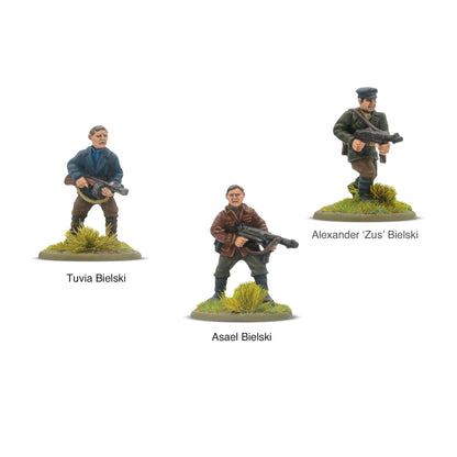 Bracia Bielski Bolt Action 28mm - widok z przodu, 3 figurki: Tuvia Bielski w niebieskiej kurtce z PPSh, Asael Bielski w brązowej kurtce z PPSh, Alexander Zus Bielski w mundurze z czapką i PPSh, tufty trawy, kod 403214001
