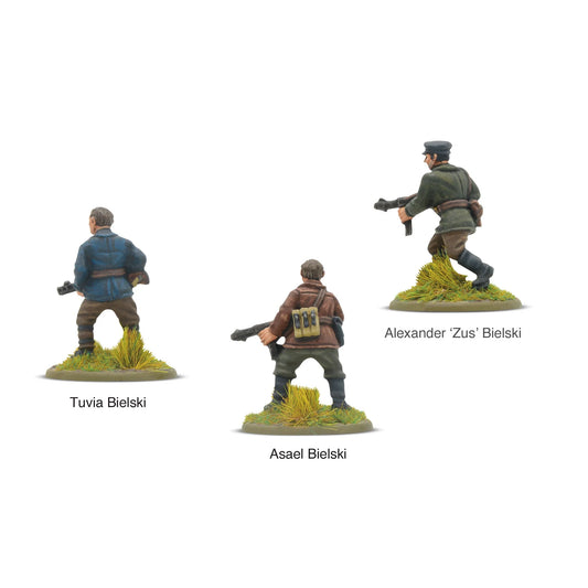 Bracia Bielski Bolt Action - widok z tyłu, 3 figurki: Tuvia w niebieskiej kurtce, Asael z ładownicami na plecach, Alexander Zus w mundurze z czapką, tufty trawy, kod 403214001