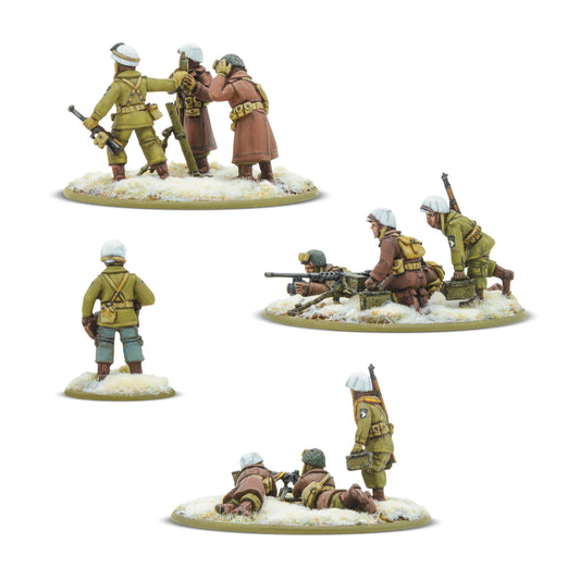 US Airborne (Winter) Heavy Weapons Platoon Bolt Action - 4 zestawy figurek 28mm widok z tyłu: zespół moździerza średniego (3 figurki), oficer (1 figurka), zespół MMG .30 cal (3 figurki), zespół HMG .50 cal (3 figurki), detale plecaków i wyposażenia, zimowe mundury oliwkowe i brązowe płaszcze, białe czapki, śnieżne podstawki, logo Bolt Action