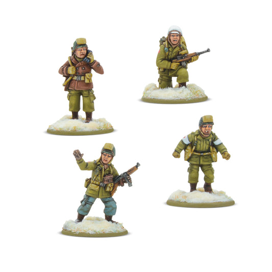 Cztery figurki US Airborne (Winter) HQ w zimowych mundurach: radiowiec z radiem, oficer z karabinem, dowódca z pistoletem maszynowym i medyk z opaską Czerwonego Krzyża – skala 28mm, Bolt Action
