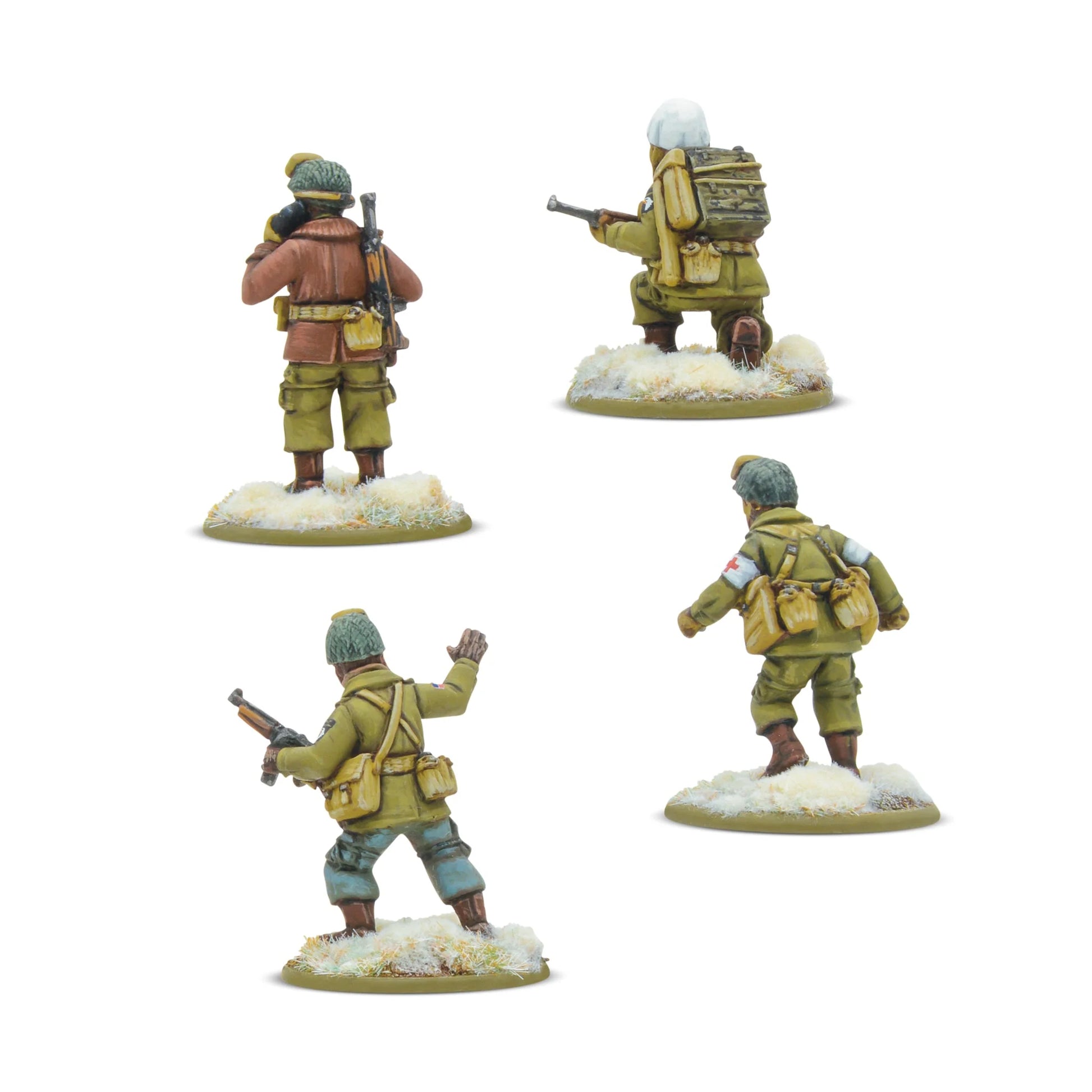 Cztery figurki US Airborne (Winter) HQ – widok z tyłu: detale plecaków, ekwipunku, opaski medyka z Czerwonym Krzyżem i zimowych mundurów – skala 28mm, Bolt Action
