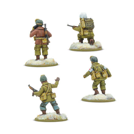 Cztery figurki US Airborne (Winter) HQ – widok z tyłu: detale plecaków, ekwipunku, opaski medyka z Czerwonym Krzyżem i zimowych mundurów – skala 28mm, Bolt Action
