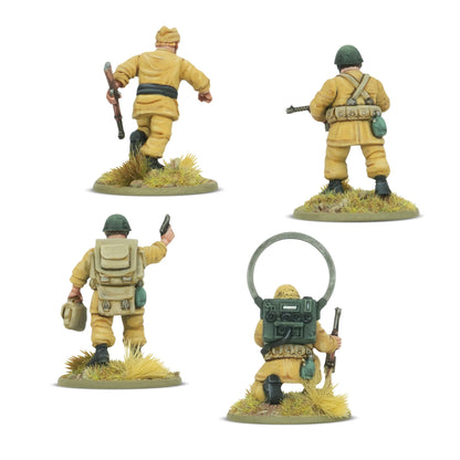 Italian Paracadutisti HQ – 4 figurki od tyłu: detale mundurów M41, plecaków, radia i wyposażenia desantowego, skala 28mm Bolt Action
