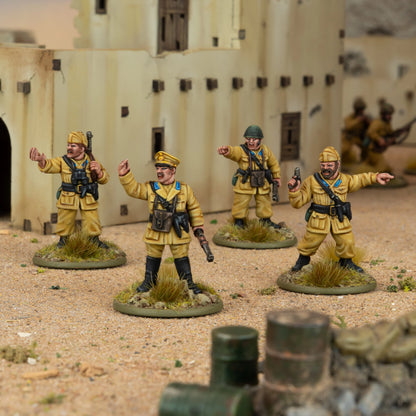 Italian Paracadutisti Platoon Commanders – sceneria pustynna: 4 oficerowie Paracadutisti wydający rozkazy na tle arabskich murów, skala 28mm Bolt Action
