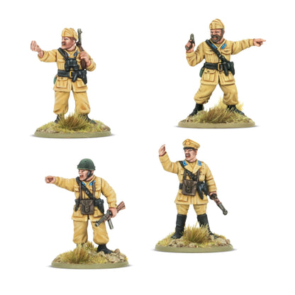 Italian Paracadutisti Platoon Commanders – 4 figurki od frontu: NCO z Beretta M38, oficer z pistoletem wskazujący cel, oficer w hełmie z granatem i dowódca w czapce oficerskiej z pistoletem, mundury khaki M41, skala 28mm Bolt Action
