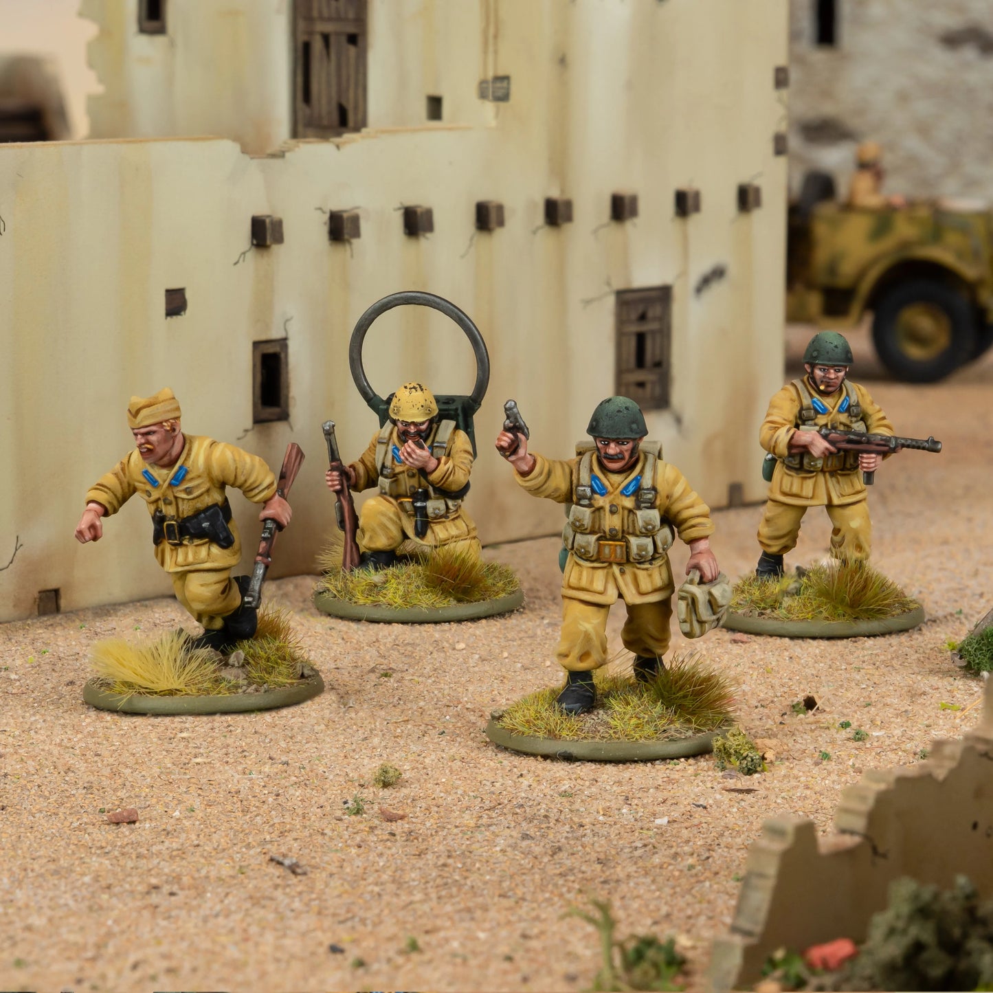 Italian Paracadutisti HQ – sceneria pustynna: NCO, radiooperator z anteną pętlową, oficer z pistoletem i żołnierz z Beretta M38 na tle arabskich murów, skala 28mm Bolt Action
