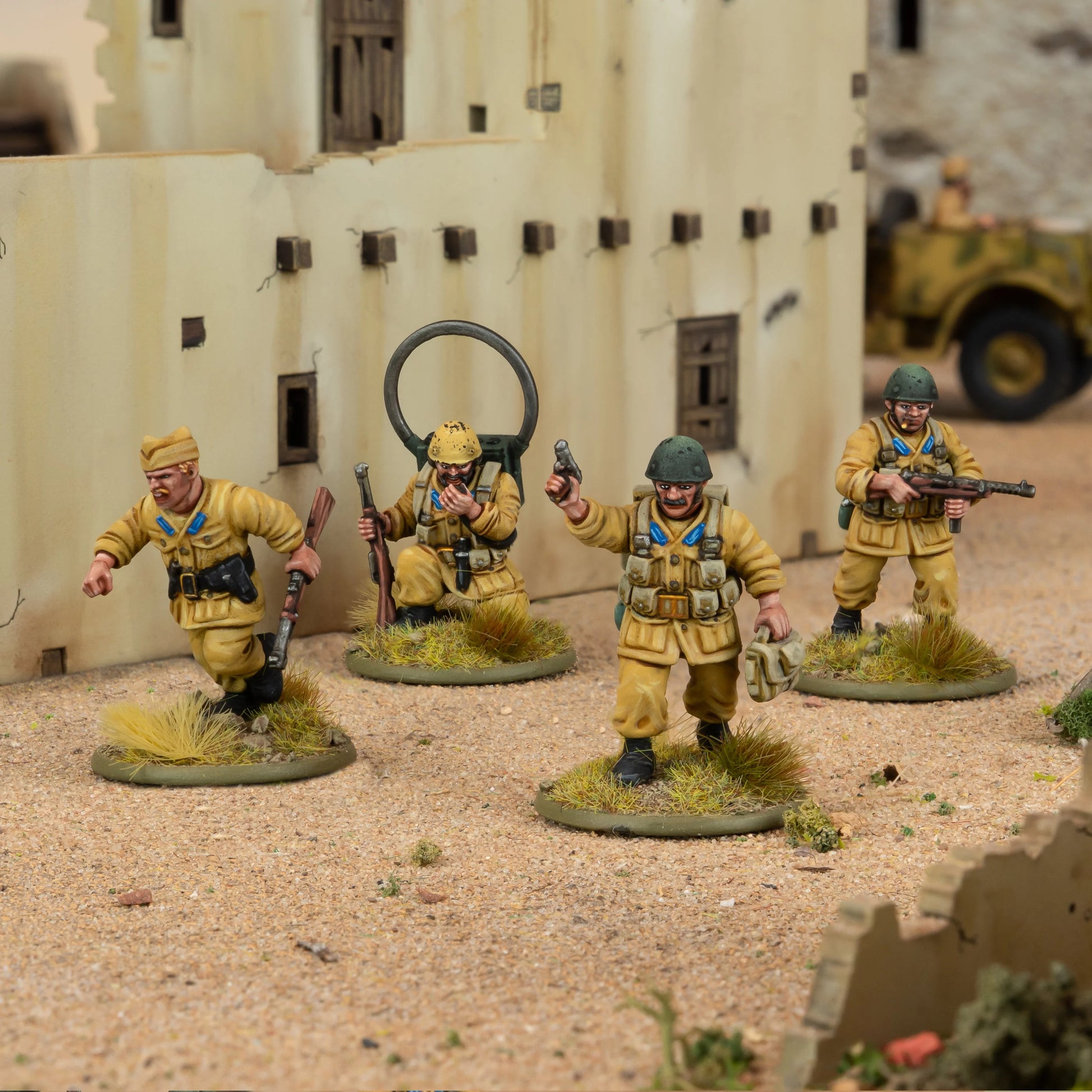 Italian Paracadutisti HQ – sceneria pustynna: NCO, radiooperator z anteną pętlową, oficer z pistoletem i żołnierz z Beretta M38 na tle arabskich murów, skala 28mm Bolt Action
