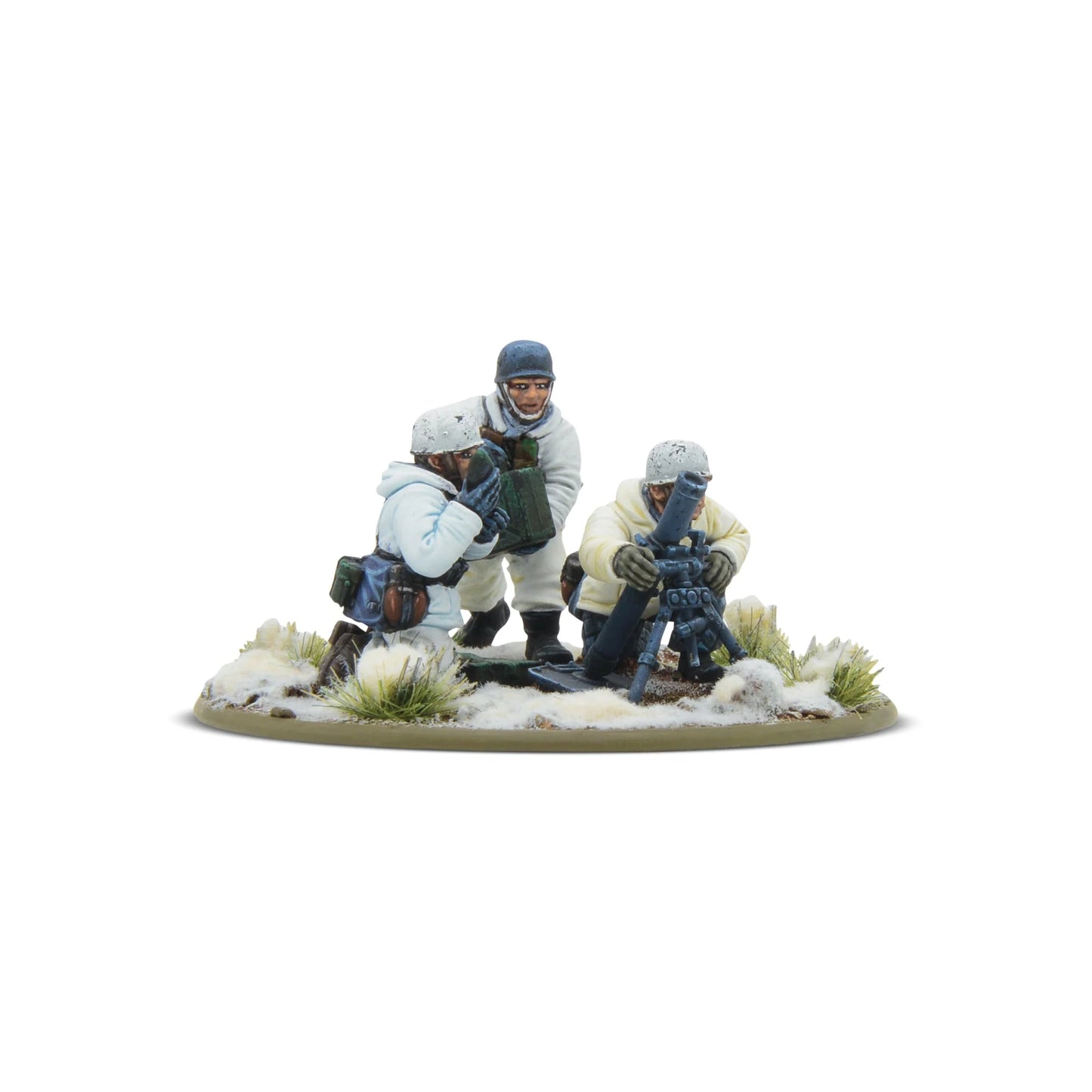 Fallschirmjäger Winter Medium Mortar Team Bolt Action 28mm - widok z przodu, moździerz 81mm na trójnogu, 3 figurki w białych kombinezonach zimowych, śnieg i tufty trawy, kod 403212104