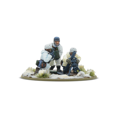 Fallschirmjäger Winter Medium Mortar Team Bolt Action 28mm - widok z przodu, moździerz 81mm na trójnogu, 3 figurki w białych kombinezonach zimowych, śnieg i tufty trawy, kod 403212104
