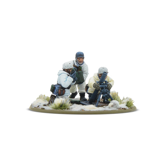 Fallschirmjäger Winter Medium Mortar Team Bolt Action 28mm - widok z przodu, moździerz 81mm na trójnogu, 3 figurki w białych kombinezonach zimowych, śnieg i tufty trawy, kod 403212104