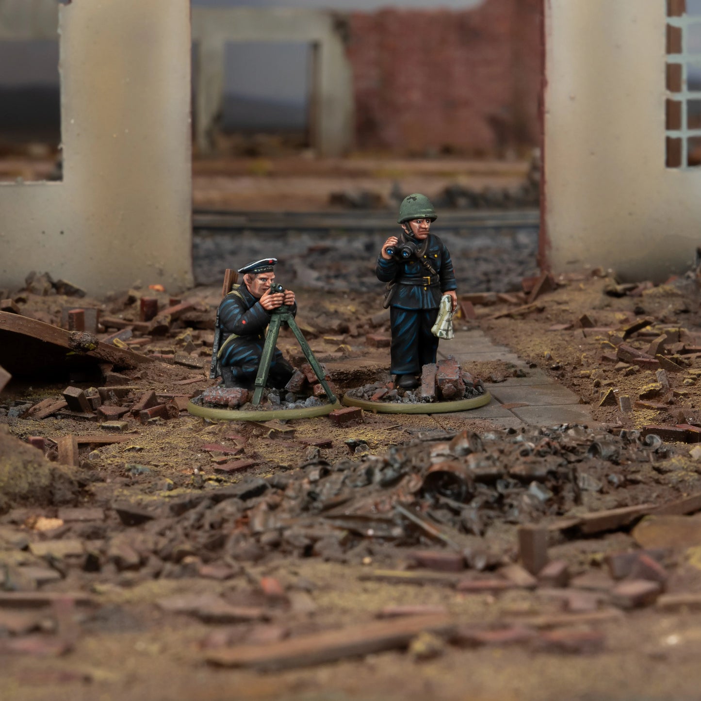 Warlord Games Soviet Naval Brigade Forward Observer Team – diorama: obserwator i ładowniczy w ruinach budynku, walka miejska 28mm Bolt Action