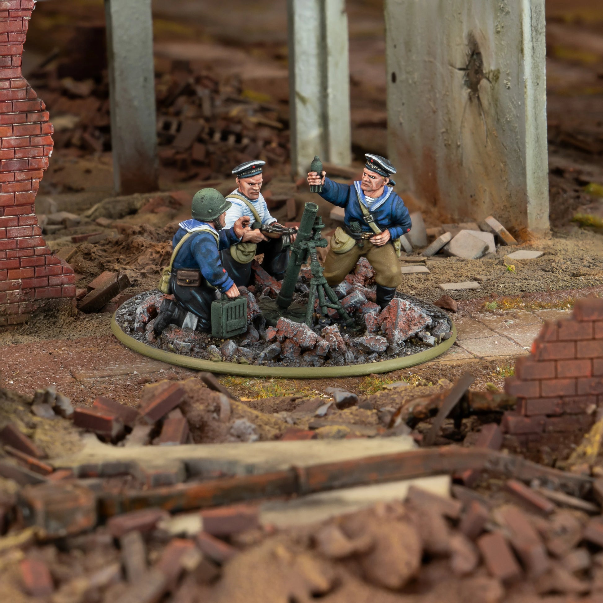 Warlord Games Soviet Naval Brigade Medium Mortar Team – diorama: 3 figurki obsługi moździerza 82mm w ruinach ceglanego budynku 28mm Bolt Action