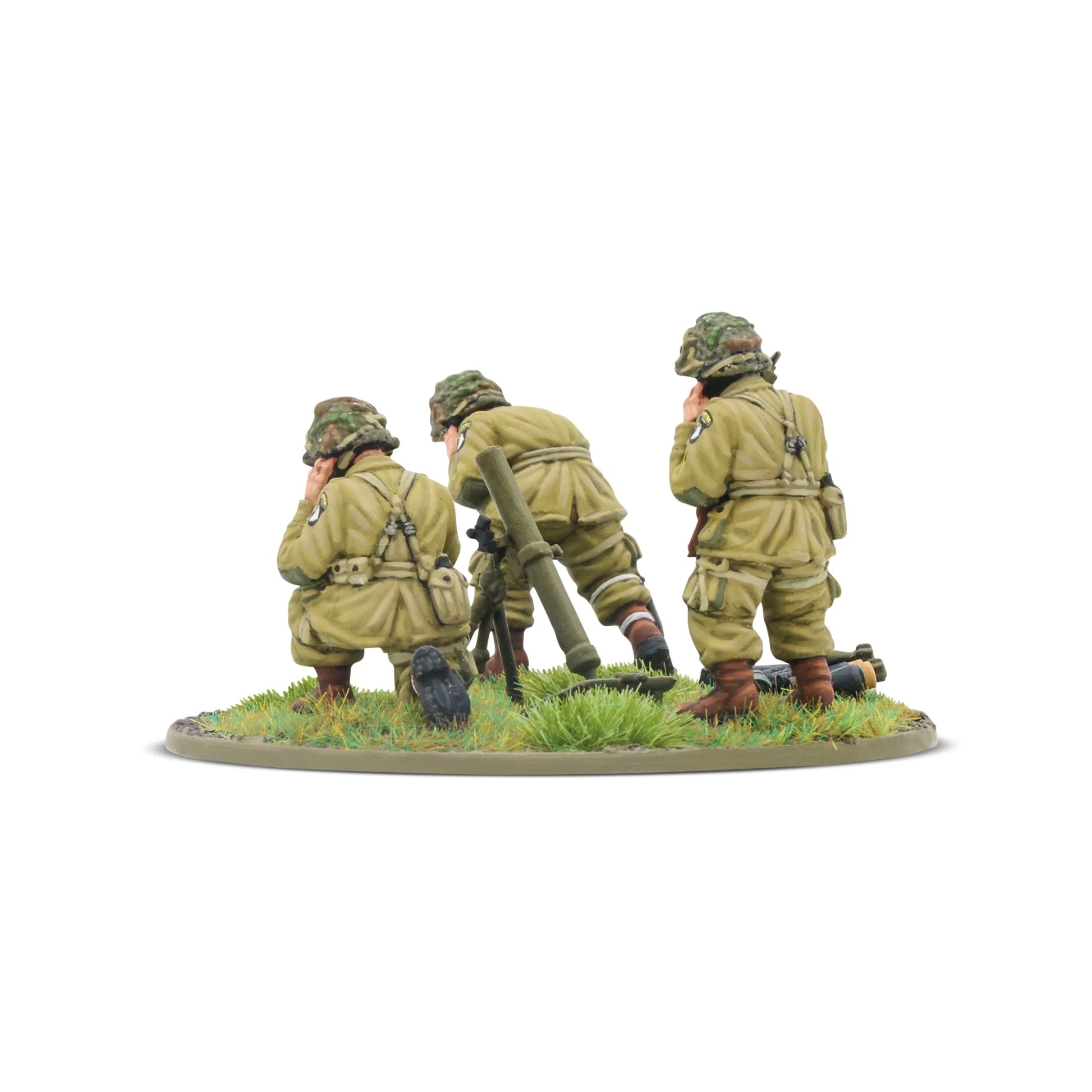 US Airborne (D-Day) Medium Mortar Team – trzech spadochroniarzy obsługujących moździerz 81mm – widok z tyłu, detale mundurów M42, szelek i ekwipunku, figurki 28mm Bolt Action Warlord Games
