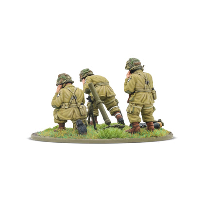 US Airborne (D-Day) Medium Mortar Team – trzech spadochroniarzy obsługujących moździerz 81mm – widok z tyłu, detale mundurów M42, szelek i ekwipunku, figurki 28mm Bolt Action Warlord Games
