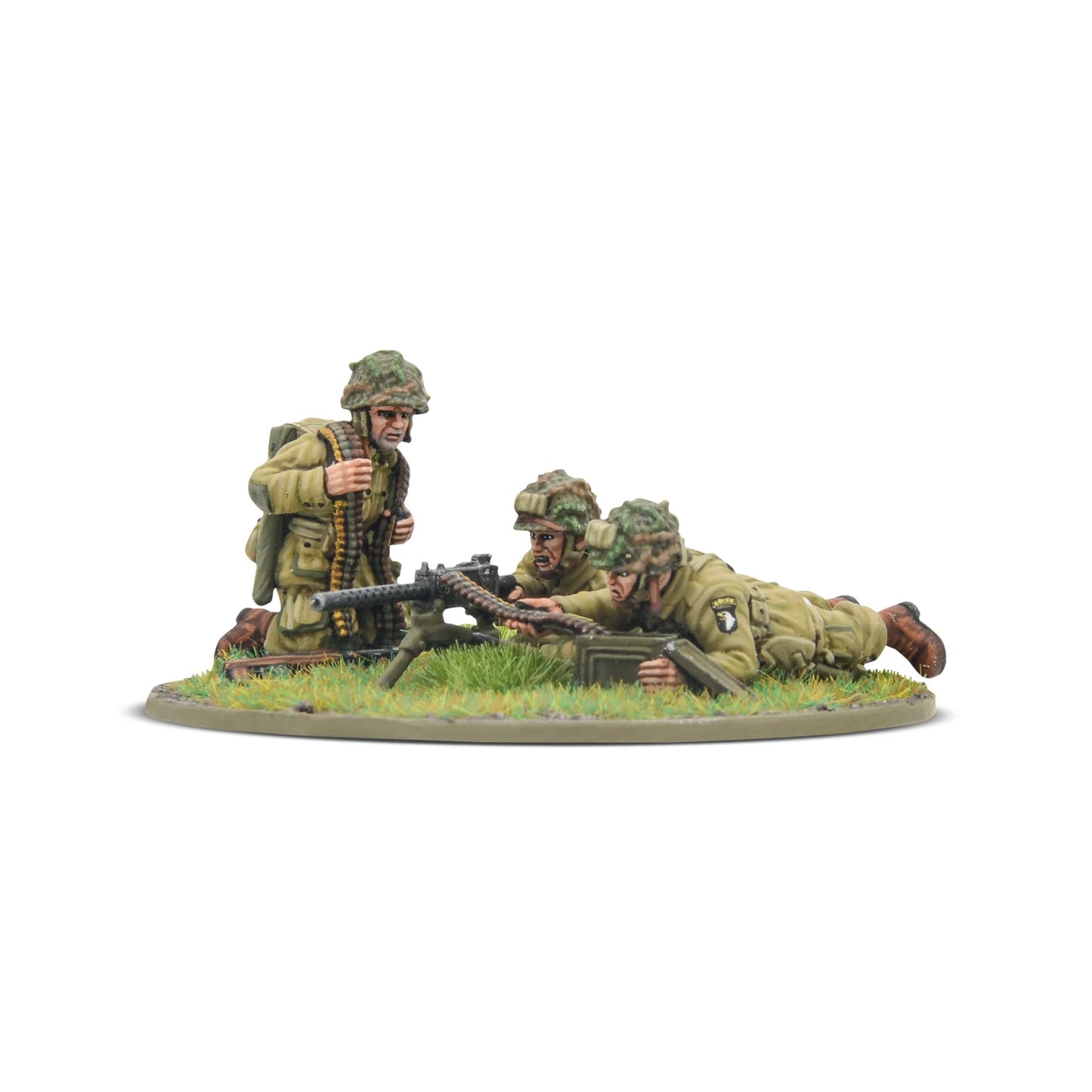 US Airborne (D-Day) MMG Team – trzech spadochroniarzy w mundurach M42: jeden klęczy z taśmą amunicji, dwaj leżą obsługując karabin maszynowy Browning .30 Cal – widok z przodu, figurki 28mm Bolt Action Warlord Games
