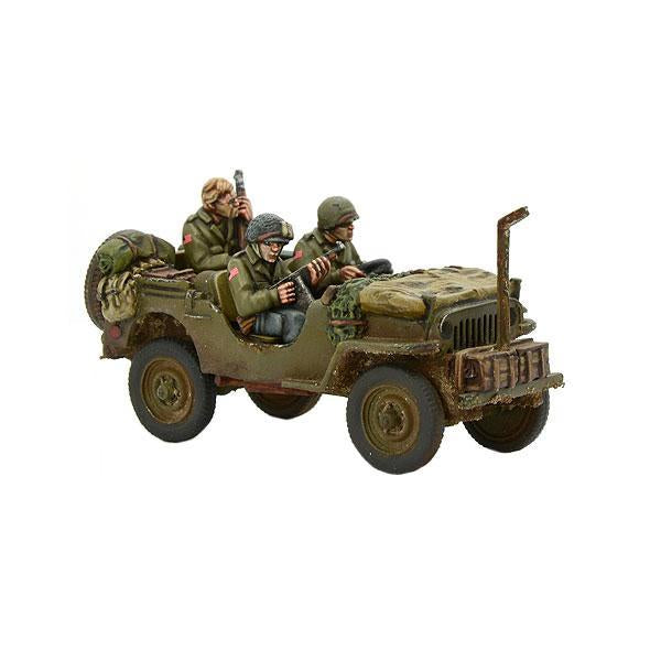 US Airborne Jeep 1944-45 Bolt Action - pomalowany model z załogą desantową, wyposażenie Airborne, hełmy M1, skala 1/56
