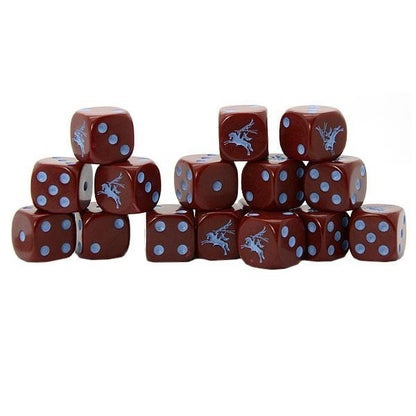 Bolt Action British Airborne D6 Pack - 16 bordowych kostek D6 maroon z niebieskimi kropkami i srebrnym skrzydlatym koniem Pegasus zamiast 6 - kostki ułożone w trzy piramidy - widoczne wszystkie ściany z kropkami 1-5 i Pegasus British Airborne - oficjalne kostki Bolt Action dla czerwonych beretów - Warlord Games