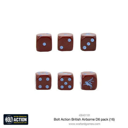 Bolt Action British Airborne D6 Pack - 6 bordowych kostek D6 maroon z niebieskimi kropkami ułożonych w dwa rzędy: górny rząd pokazuje ściany 1, 2, 3, dolny rząd pokazuje ściany 4, 5 i srebrny skrzydlaty koń Pegasus zamiast 6 - czarna etykieta Bolt Action na dole - kod produktu 408401101 - www.warlordgames.com - Warlord Games