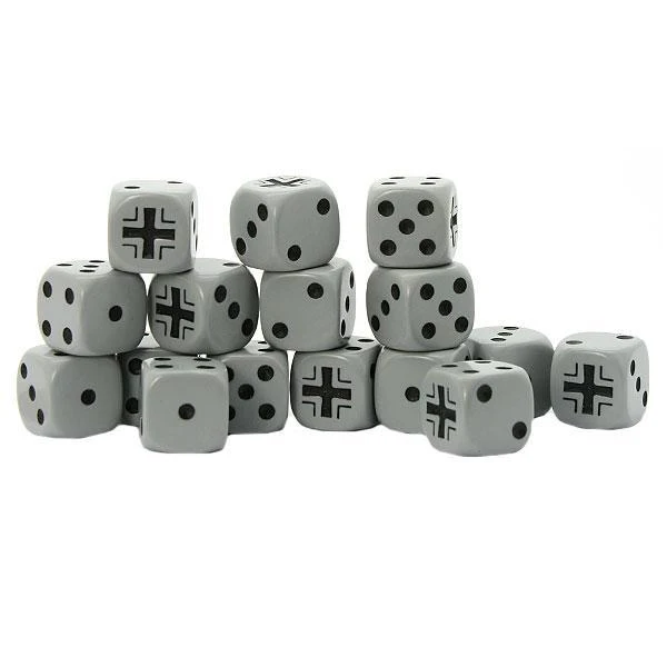 Bolt Action German Balkenkreuz D6 Pack - 16 szarych kostek D6 z czarnymi kropkami i czarnym krzyżem Balkenkreuz zamiast 6 - kostki ułożone w piramidę - widoczne wszystkie ściany z kropkami 1-5 i krzyż Balkenkreuz Wehrmacht - oficjalne kostki Bolt Action dla armii niemieckiej - Warlord Games