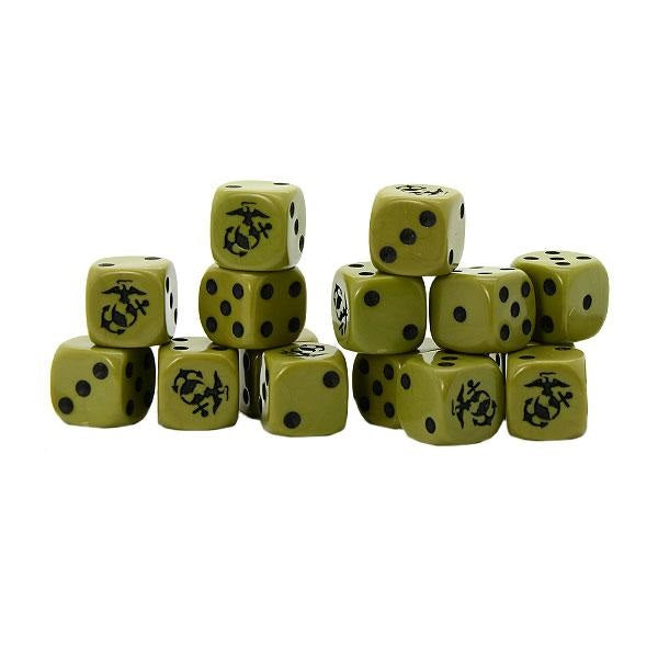 Bolt Action US Marine Corps D6 Pack - 16 zielonych kostek D6 olive drab z czarnymi kropkami i czarnym emblematem Eagle Globe and Anchor USMC zamiast 6 - kostki ułożone w trzy piramidy - widoczne wszystkie ściany z kropkami 1-5 i emblemat Marines - oficjalne kostki Bolt Action - Warlord Games
