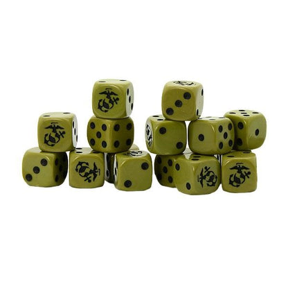 Bolt Action US Marine Corps D6 Pack - 16 zielonych kostek D6 olive drab z czarnymi kropkami i czarnym emblematem Eagle Globe and Anchor USMC zamiast 6 - kostki ułożone w trzy piramidy - widoczne wszystkie ściany z kropkami 1-5 i emblemat Marines - oficjalne kostki Bolt Action - Warlord Games