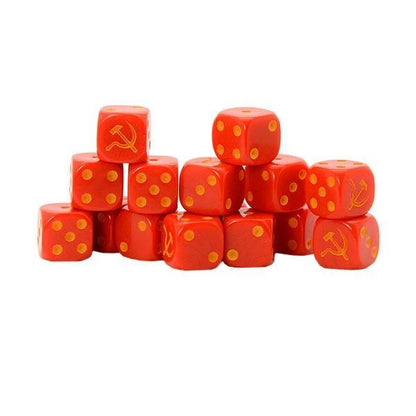 Bolt Action Soviet Union D6 Pack - 16 czerwonych przezroczystych kostek D6 z żółtymi kropkami i symbolem sierpa i młota ZSRR zamiast 6 - kostki ułożone w piramidę - widoczne wszystkie ściany z kropkami 1-5 i sierpem i młotem - oficjalne kostki Bolt Action dla Armii Czerwonej - Warlord Games