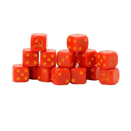 Bolt Action Soviet Union D6 Pack - 16 czerwonych przezroczystych kostek D6 z żółtymi kropkami i symbolem sierpa i młota ZSRR zamiast 6 - kostki ułożone w piramidę - widoczne wszystkie ściany z kropkami 1-5 i sierpem i młotem - oficjalne kostki Bolt Action dla Armii Czerwonej - Warlord Games