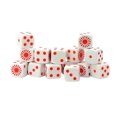 Bolt Action Imperial Japanese D6 Pack - 16 białych kostek D6 z czerwonymi kropkami i czerwonym Wschodzącym Słońcem z promieniami zamiast 6 - kostki ułożone w piramidę - widoczne wszystkie ściany z kropkami 1-5 i Rising Sun Armii Cesarskiej Japonii - oficjalne kostki Bolt Action - Warlord Games