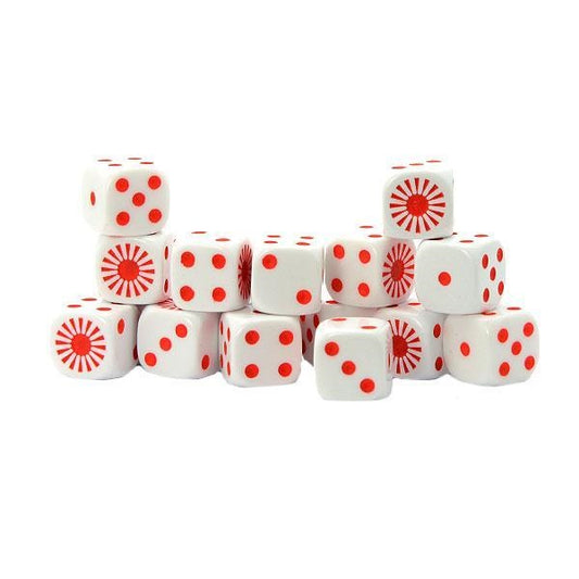 Bolt Action Imperial Japanese D6 Pack - 16 białych kostek D6 z czerwonymi kropkami i czerwonym Wschodzącym Słońcem z promieniami zamiast 6 - kostki ułożone w piramidę - widoczne wszystkie ściany z kropkami 1-5 i Rising Sun Armii Cesarskiej Japonii - oficjalne kostki Bolt Action - Warlord Games