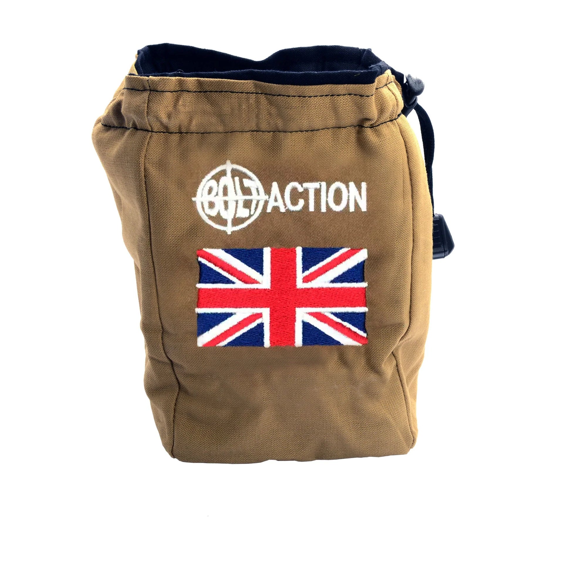 British Bolt Action Dice Bag - khaki beżowy worek na kostki z wyhaftowaną flagą Union Jack (czerwony krzyż na niebiesko-białym tle), białe logo Bolt Action na górze, czarny sznurek ściągający z czarnym wnętrzem - oficjalny worek do przechowywania Order Dice - akcesoria Bolt Action British Army - Warlord Games