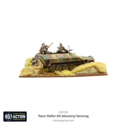 RAUS! Waffen-SS debussing Hanomag Bolt Action - widok z prawej strony, Sd.Kfz 251 Hanomag kamuflaż zielono-brązowy z numerem 205 i krzyżem żelaznym, 2 figurki Waffen-SS w SS-Tarnmuster na pojeździe, 1 figurka wyskakująca z lewej strony, trawiasta podstawka dioramowa, logo Bolt Action, kod 409912108
