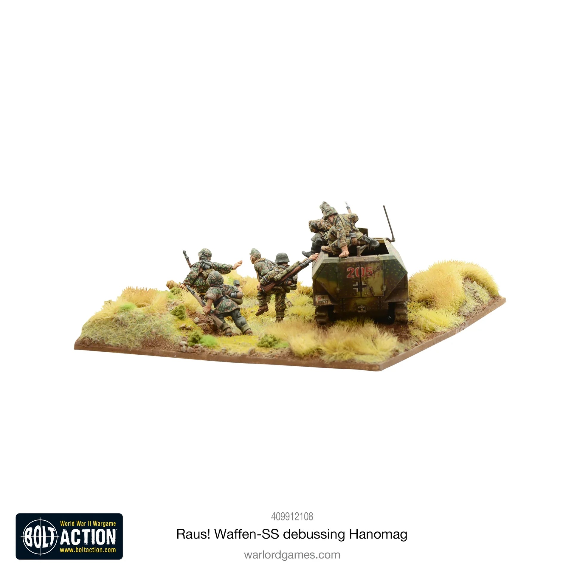 RAUS! Waffen-SS debussing Hanomag Bolt Action - widok z lewej tylnej strony, Sd.Kfz 251 Hanomag kamuflaż zielono-brązowy z numerem 205 i krzyżem żelaznym, 1 figurka Waffen-SS na pojeździe, 3 figurki Waffen-SS w SS-Tarnmuster wyskakujące z pojazdu w dynamicznych pozach szturmu, trawiasta podstawka dioramowa, logo Bolt Action, kod 409912108