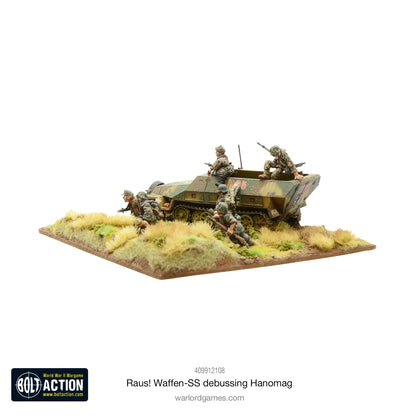 RAUS! Waffen-SS debussing Hanomag Bolt Action - widok z prawej tylnej strony, Sd.Kfz 251 Hanomag kamuflaż zielono-brązowy z numerem 205, 2 figurki Waffen-SS na pojeździe i 4 figurki Waffen-SS w SS-Tarnmuster wyskakujące i biegnące w dynamicznych pozach szturmu, trawiasta podstawka dioramowa, logo Bolt Action, kod 409912108