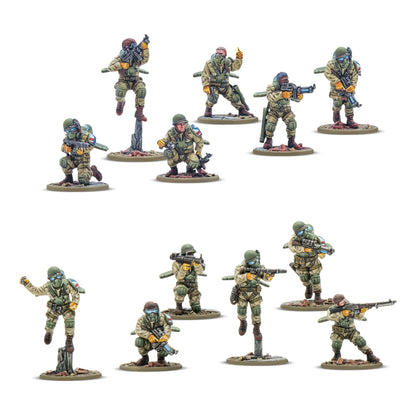 Konflikt '47 Firefly Airborne Infantry USA 451510001 – 12 pomalowanych plastikowych figurek piechoty desantowej Firefly USA w piaskowym kamuflażu z niebieskimi plecakami odrzutowymi, widok z przodu, różne pozy z karabinami i bronią specjalną, 28mm Konflikt '47 Warlord Games
