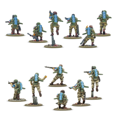 Konflikt '47 Firefly Airborne Infantry USA 451510001 – 12 pomalowanych plastikowych figurek piechoty desantowej Firefly USA w piaskowym kamuflażu, widok z tyłu z niebiesko-świecącymi plecakami odrzutowymi Rift i flagami USA, różne pozy bojowe, 28mm Konflikt '47 Warlord Games
