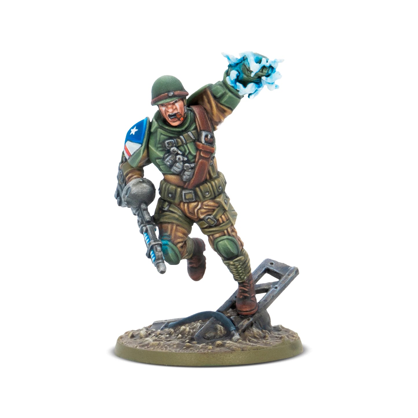 Warlord Games Konflikt '47 Slammer Samuels The First Paragon – figurka plastikowa 28mm widok z przodu: żołnierz amerykański w oliwkowym mundurze z hełmem M1, lewa ręka uniesiona z niebieską energią Tesla Gauntlet, prawa ręka z ciężkim karabinem Tesla, tarcza z flagą USA na ramieniu, podstawka owalna z przeszkodami, K47
