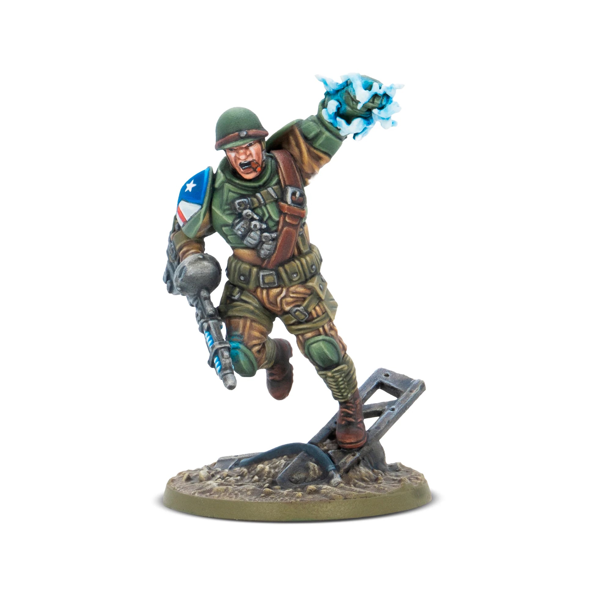 Warlord Games Konflikt '47 Slammer Samuels The First Paragon – figurka plastikowa 28mm widok z przodu: żołnierz amerykański w oliwkowym mundurze z hełmem M1, lewa ręka uniesiona z niebieską energią Tesla Gauntlet, prawa ręka z ciężkim karabinem Tesla, tarcza z flagą USA na ramieniu, podstawka owalna z przeszkodami, K47