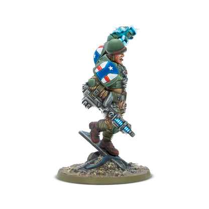 Warlord Games Konflikt '47 Slammer Samuels The First Paragon – figurka plastikowa 28mm widok z lewej: żołnierz amerykański w oliwkowym mundurze z hełmem M1, lewa ręka uniesiona z niebieską energią Tesla Gauntlet, prawa ręka z ciężkim karabinem Tesla z niebieskim akumulatorem, tarcza z flagą USA na ramieniu, K47