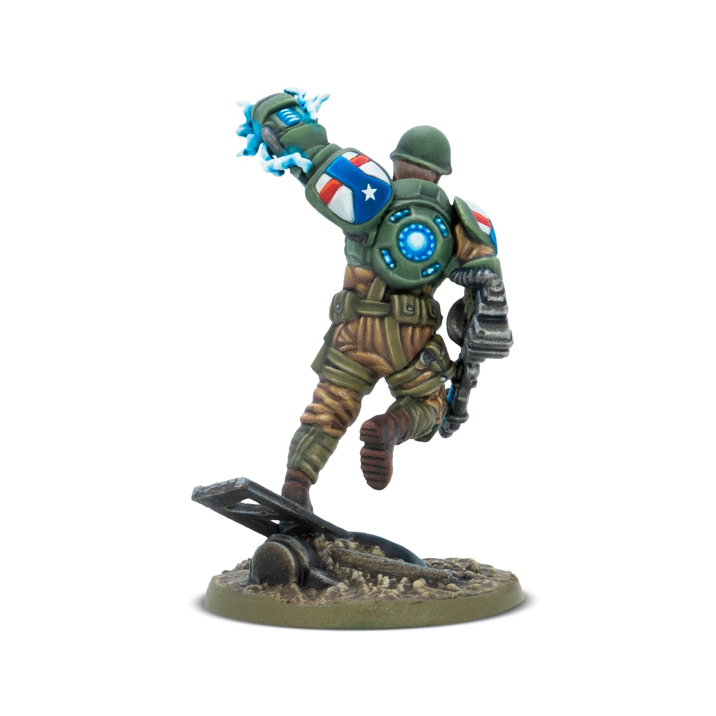 Warlord Games Konflikt '47 Slammer Samuels The First Paragon – figurka plastikowa 28mm widok od tyłu: żołnierz amerykański w oliwkowym mundurze z hełmem M1, lewa ręka uniesiona z niebieską energią Tesla Gauntlet, plecak z niebieskim reaktorem Rift-tech, tarcza z flagą USA na ramieniu, K47