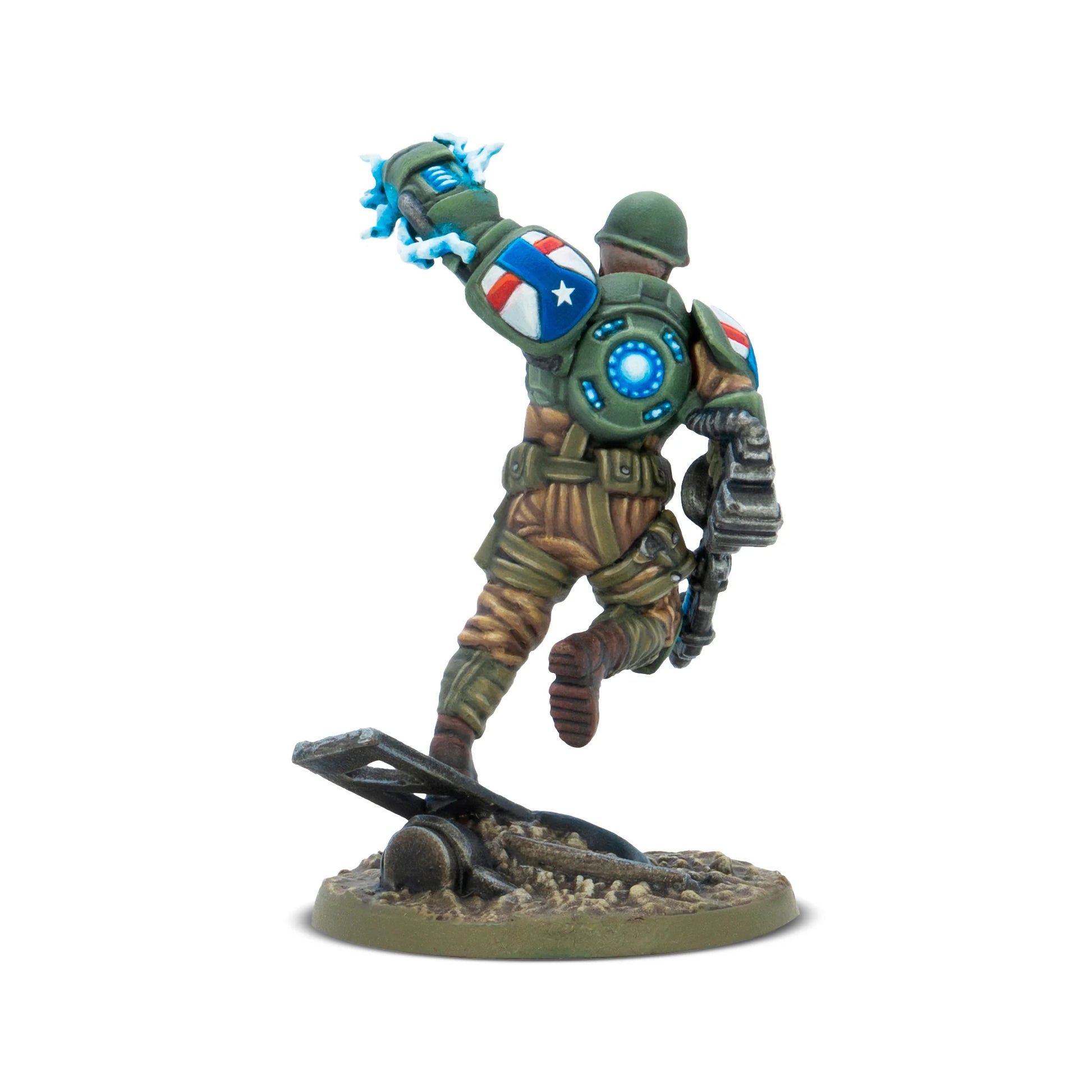 Warlord Games Konflikt '47 Slammer Samuels The First Paragon – figurka plastikowa 28mm widok od tyłu: żołnierz amerykański w oliwkowym mundurze z hełmem M1, lewa ręka uniesiona z niebieską energią Tesla Gauntlet, plecak z niebieskim reaktorem Rift-tech, tarcza z flagą USA na ramieniu, K47