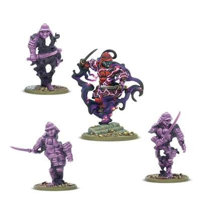 Warlord Games Konflikt '47 Kimura Tadaaki Scourge of the Spirit Realm – 4 figurki plastikowe 28mm widok z przodu: Kimura Tadaaki w czerwono-czarnej zbroi z fioletową energią Riftu i mieczem katana (centrum), 3x Shinobi Shadow w fioletowej zbroi z mieczami katana, podstawki owalne, K47