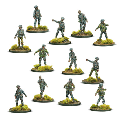 Totenkorps Warlord Games 452200201 – 12 metalowych figurek nieumarłych żołnierzy Heer z przodu: mundury Feldgrau i Splittermuster z ranami i ubytkami, wyciągnięte ręce, 28mm Konflikt '47