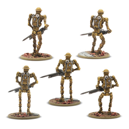 Konflikt '47 Mk I Automated Infantry Squad with MMG 452200602 – 5 pomalowanych figurek żywicznych Mk I Automated Infantry, widok z tyłu: detale plecaków z kołami programowymi i panelami sterującymi w kolorze złoto-oliwkowym, hełmy Brodie, MMG z bagnetami, okrągłe podstawki z gruzem, 28mm Warlord Games
