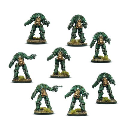 Konflikt '47 Guards MK II Armoured Infantry 452200806 – 8 pomalowanych metalowych figurek sowieckich Gwardzistów w zielonej zbroi wspomaganej MK II ze złoto-brązowymi reaktorami na klatce piersiowej, widok z tyłu: detale plecaków z układami zasilania, hydrauliki i paneli zbroi, okrągłe podstawki z trawą, 28mm Konflikt '47 Warlord Games
